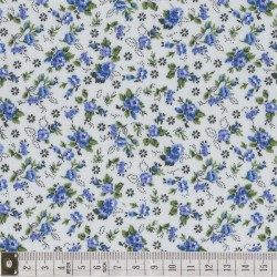 Tissu patchwork fleuris sur fond bleu très clair  - 18039